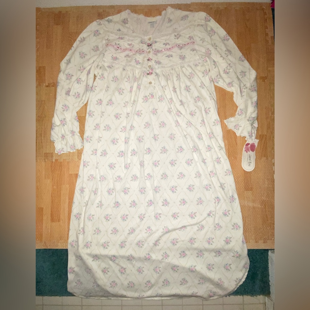 Laurel Rose Country Intimates Vintage Night Gown!
